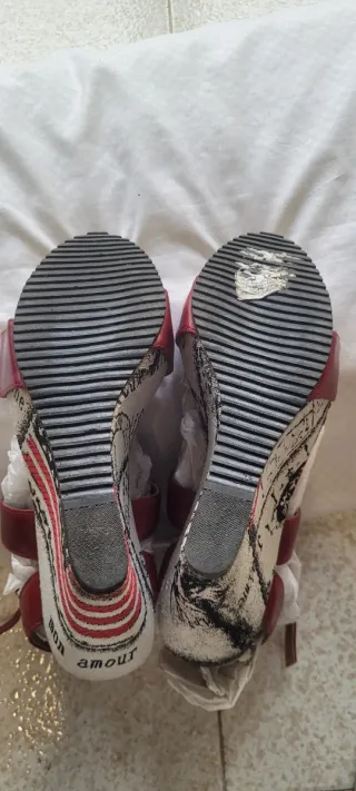 Sandalias de plataforma rojas y multicolor