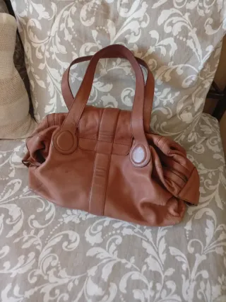 Bolso de piel marrón con lazo