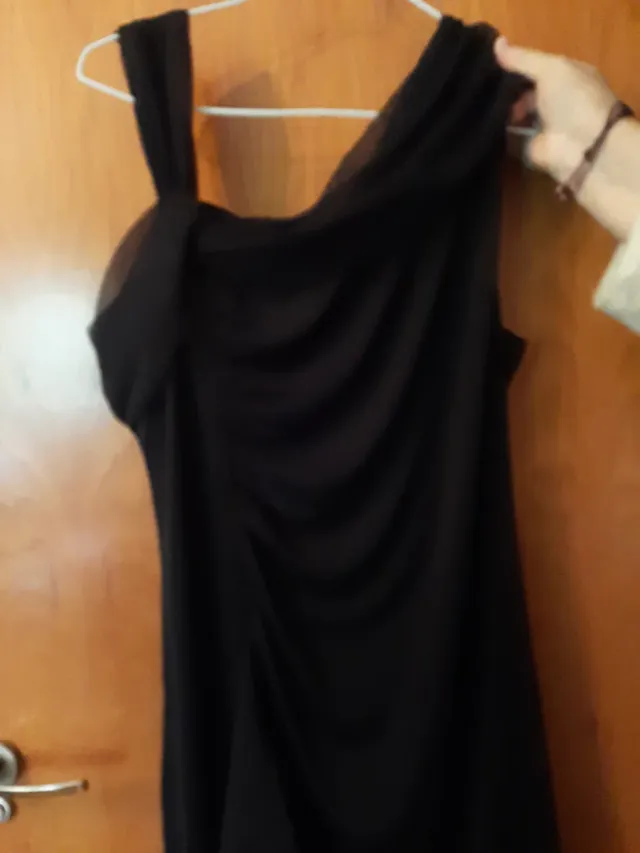 Vestido negro elegante para boda