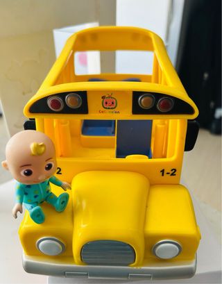 Cocomelon bus musical con muñeco