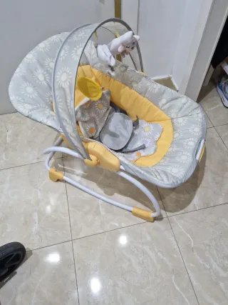 Mecedora para bebé con capota y juguetes