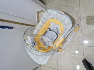 Mecedora para bebé con capota y juguetes