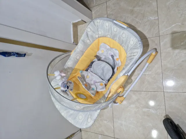 Mecedora para bebé con capota y juguetes