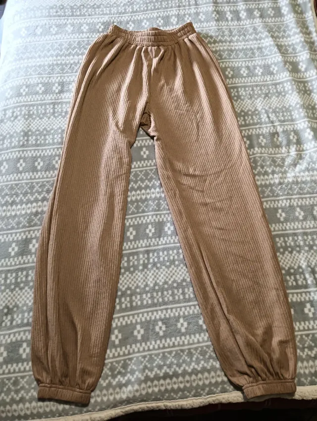 Pantalones marrones acanalados