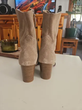 Botines ante beige tacón