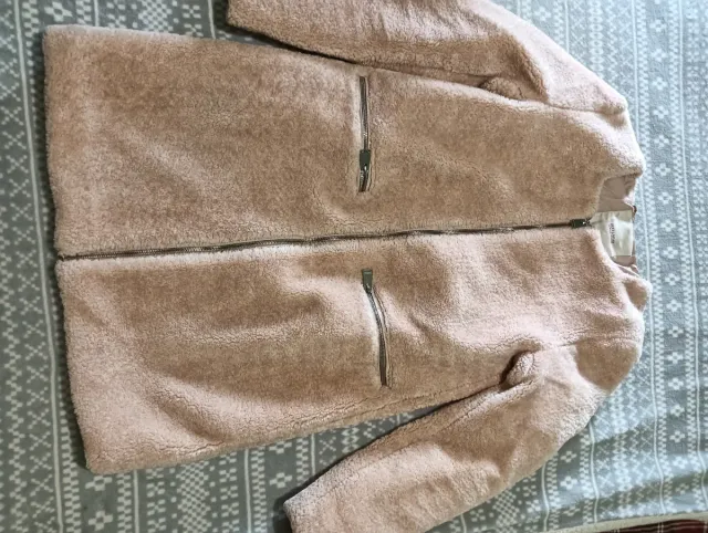 Abrigo rosa de pelo sintético