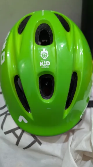 Casco verde para niños