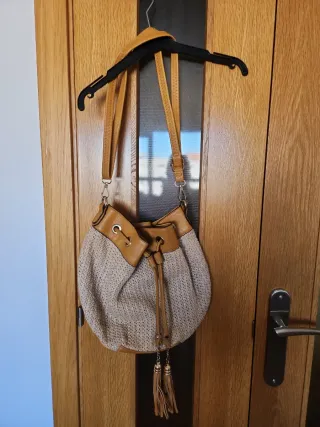 Bolso de hombro tipo saco beige y marrón