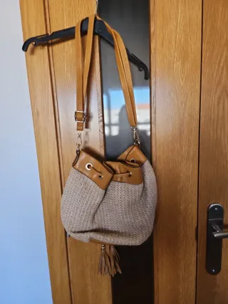 Bolso de hombro tipo saco beige y marrón