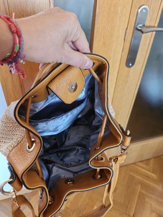 Bolso de hombro tipo saco beige y marrón