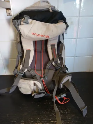 Mochila senderismo beige y gris