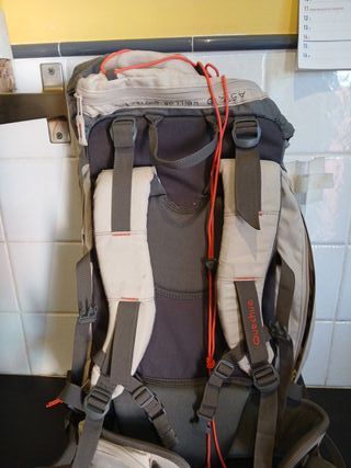 Mochila senderismo beige y gris