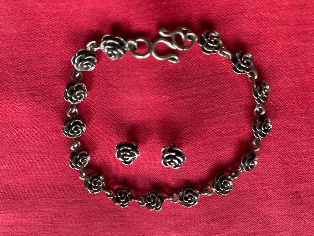 Conjunto Plata: Pulsera y Pendientes Rosas