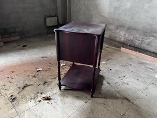 Mesa auxiliar antigua de madera