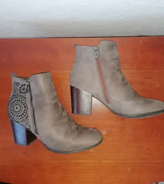 Botines ante color marrón con tachuelas