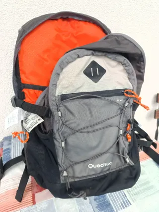 Mochila Quechua gris y naranja sin usar