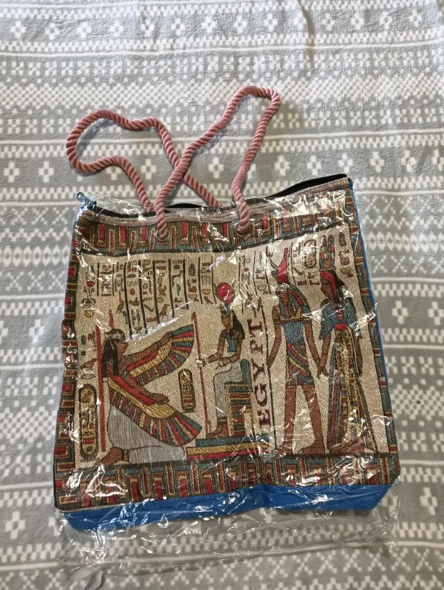 Bolso de mano con diseño egipcio