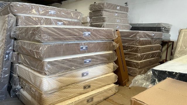 Venta de canapés y colchones nuevos! Tienda física