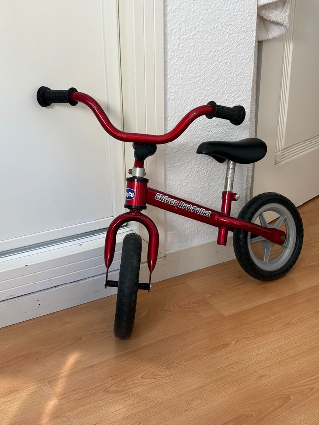 Bicicleta de equilibrio roja Chicco