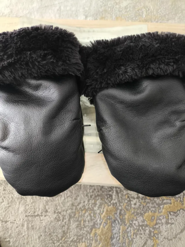 Guantes Carrito Bebé Negros con Pelo