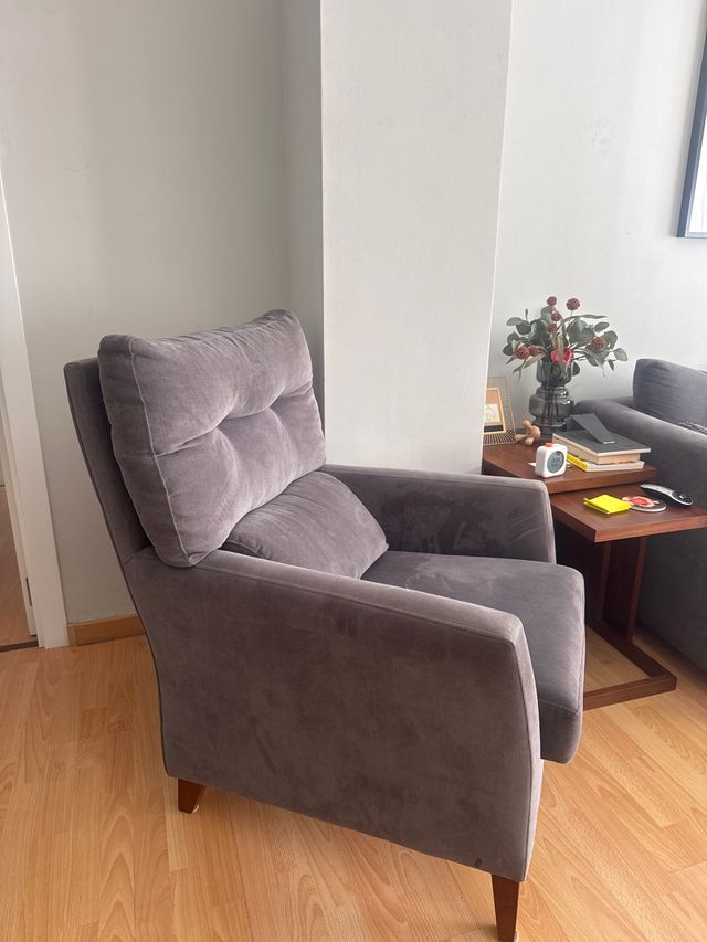 Sillón de tela gris