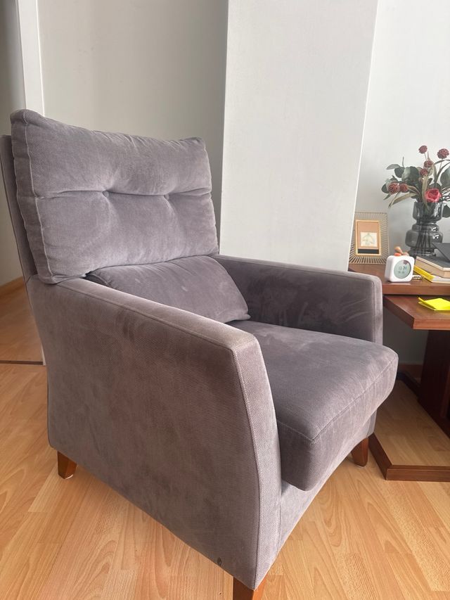Sillón de tela gris