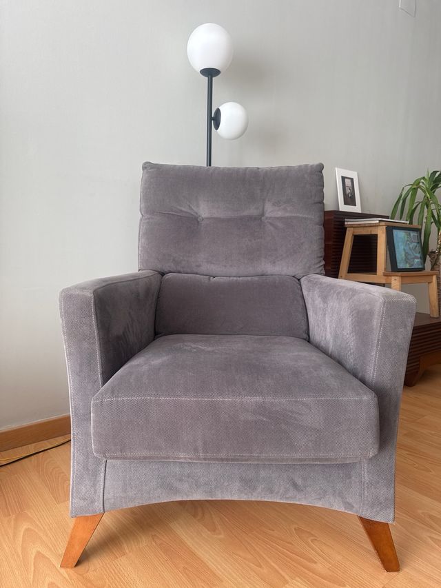 Sillón de tela gris