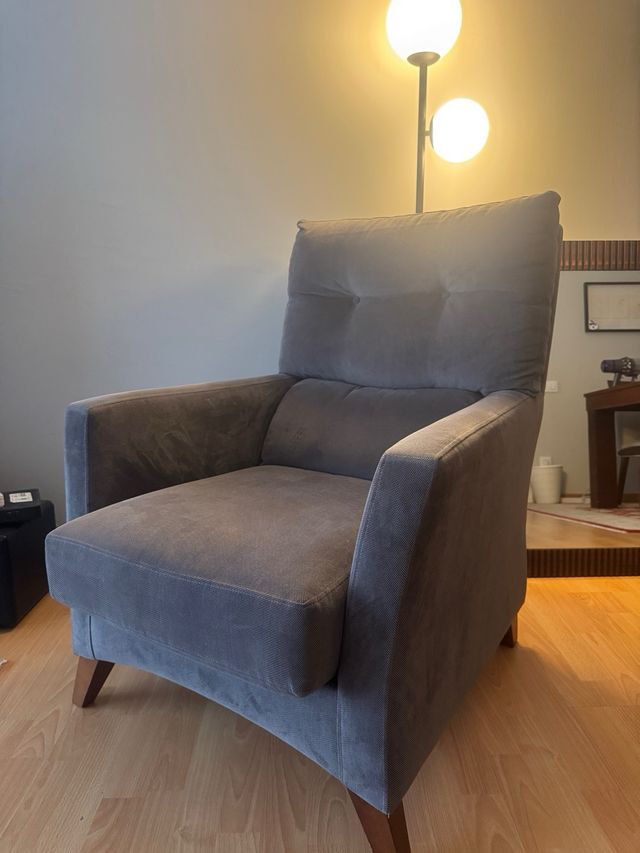 Sillón de tela gris