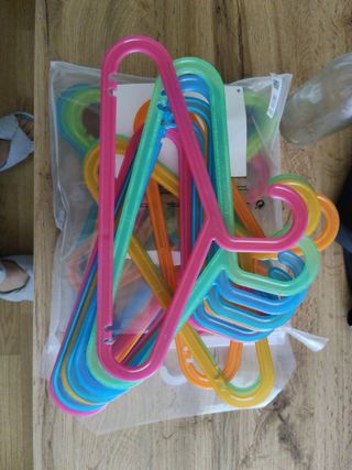 Lote de perchas infantiles de plástico 30 a 1€ uni