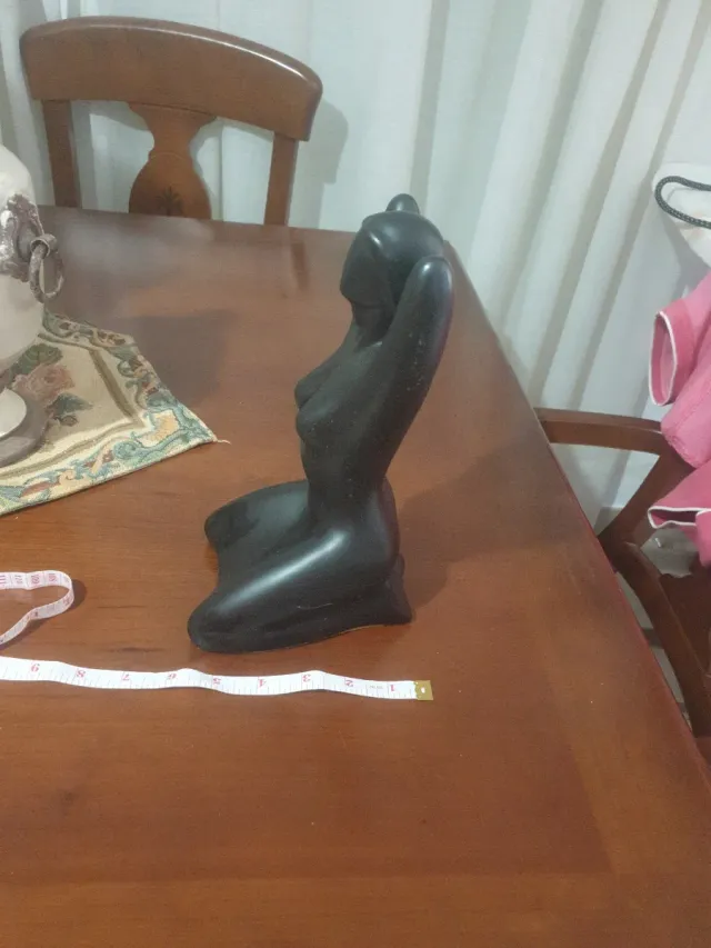 Figura cerámica mujer negra 10cm