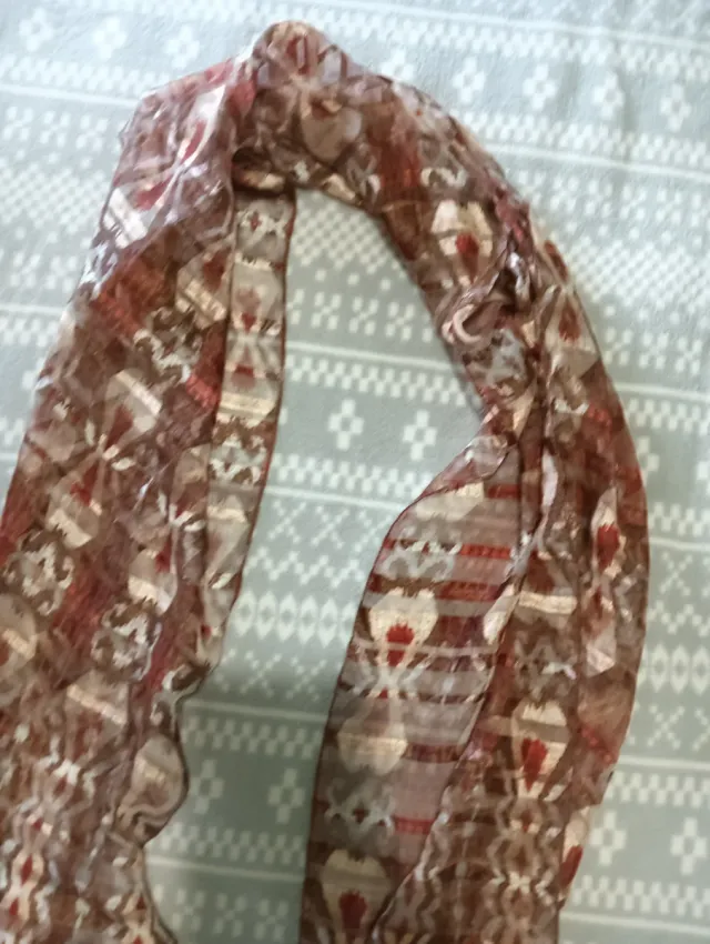 Fular estampado marrón y rojo