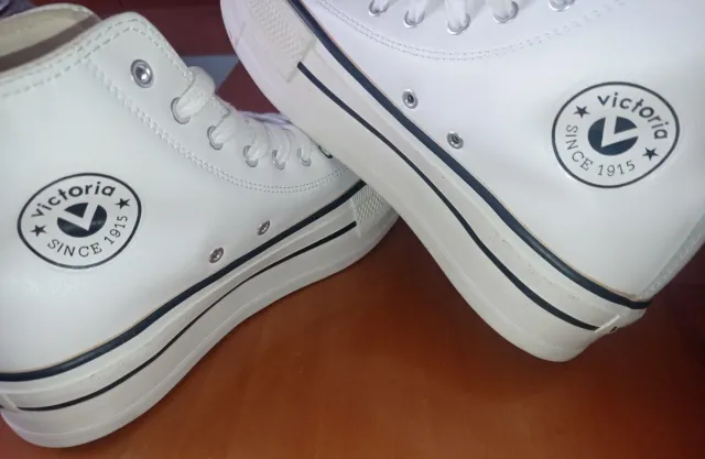 Botas Victoria efecto piel blancas