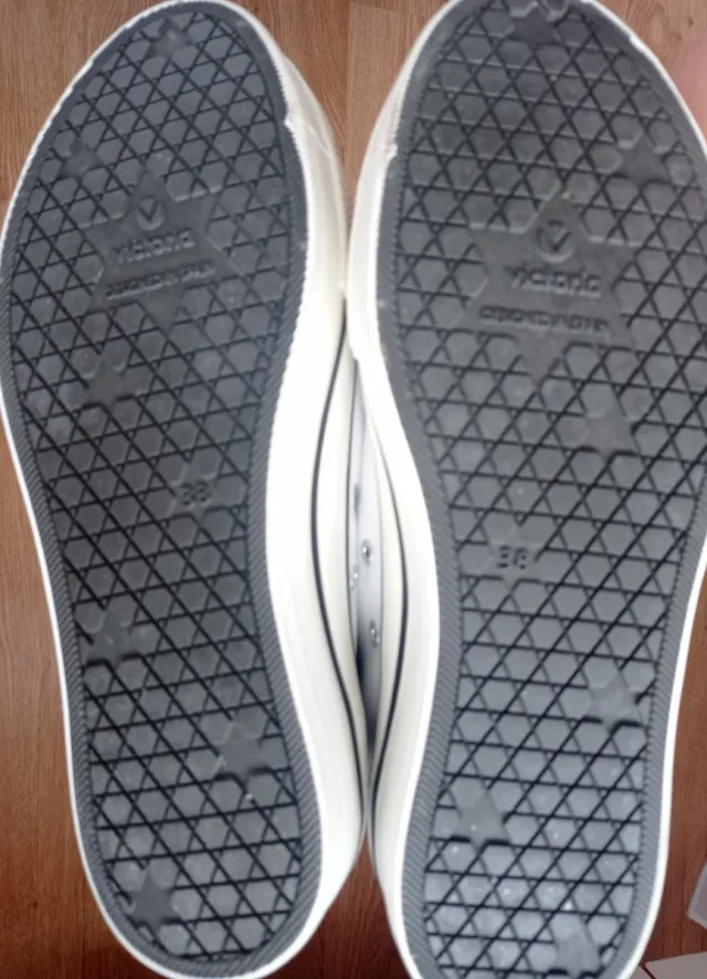 Botas Victoria efecto piel blancas