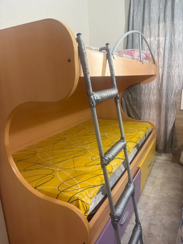 Litera de madera con armario incluido
