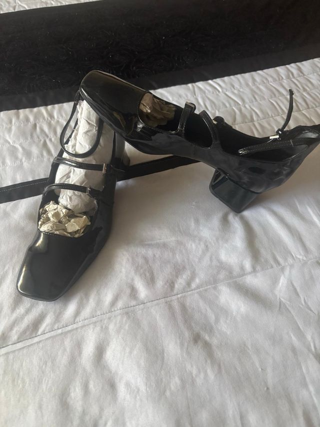 Zapatos charol negros tacón medio