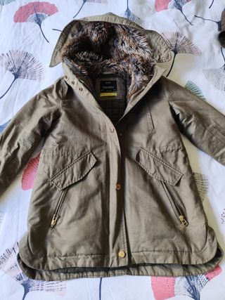Abrigo Zara con capucha y pelo 128cm