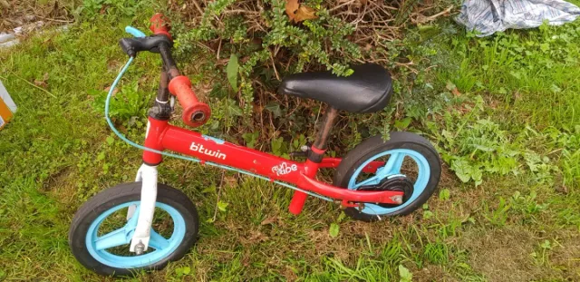 Bicicleta de equilibrio roja Btwin