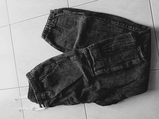 Pantaloni cargo in denim con tasche