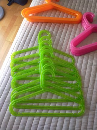 Lote 24 perchas infantiles y juveniles plástico.