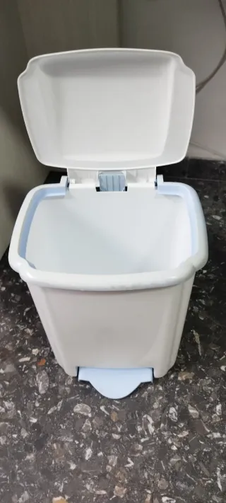 Papelera de baño azul y blanca