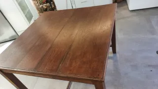 Mesa de comedor antigua de nogal