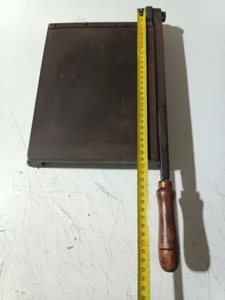 Guillotina de hierro antigua