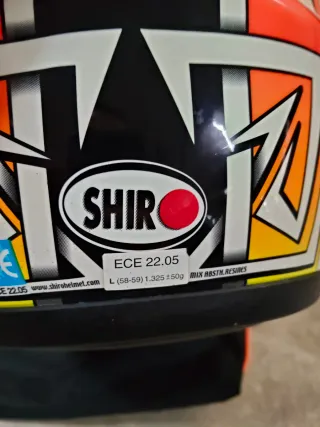 Casco Shiro con diseño geométrico como nuevo.