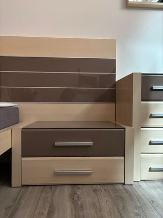 Conjunto de cama beige y marrón