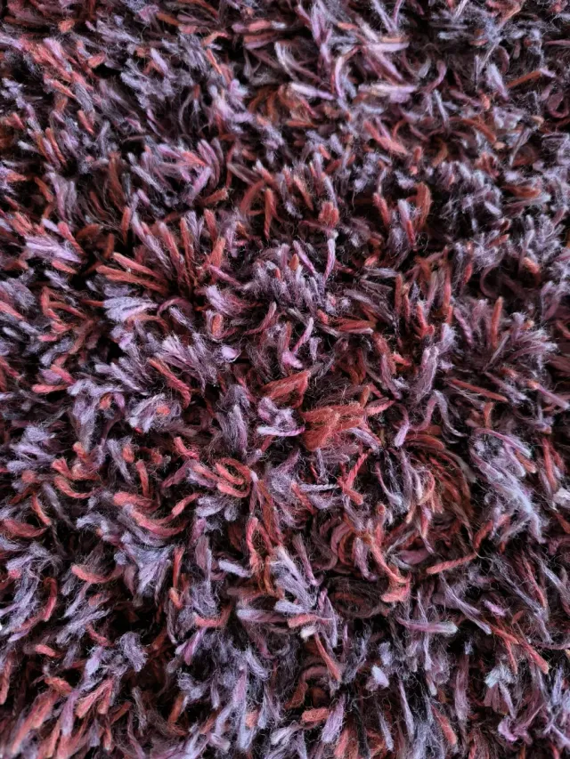 Alfombra mullida rosa y morada
