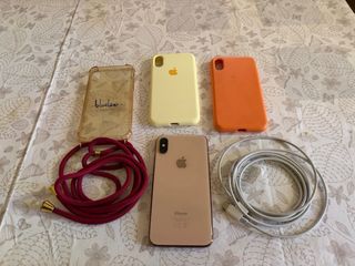 iPhone XS más 3 fundas y cable de carga