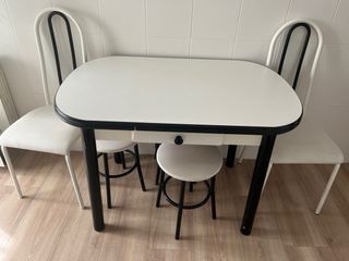 Mesa de comedor blanca y negra