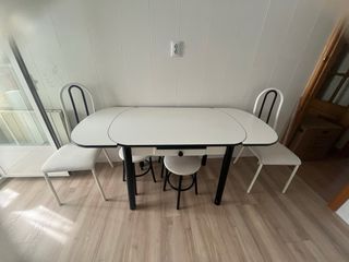 Mesa de comedor blanca y negra