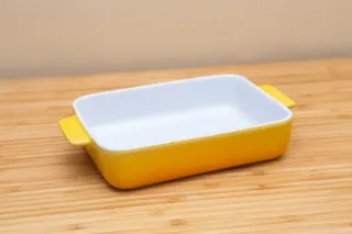 Fuente cerámica amarilla y blanca