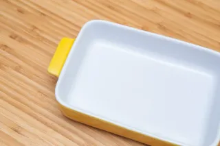 Fuente cerámica amarilla y blanca